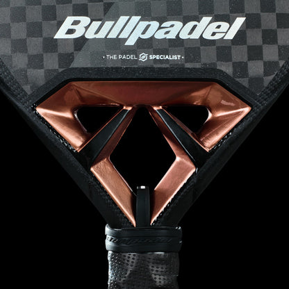 Pala Bullpadel Vertex 04 2025 by Juan Tello